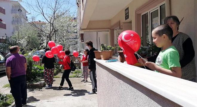Kadın muhtarlar, çocuklara balon ve dondurma dağıttı