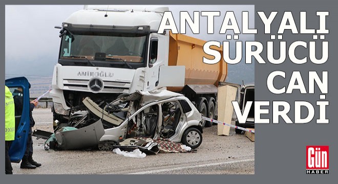 Kadın sürücü karşı şeride geçip TIR'ın altına girdi