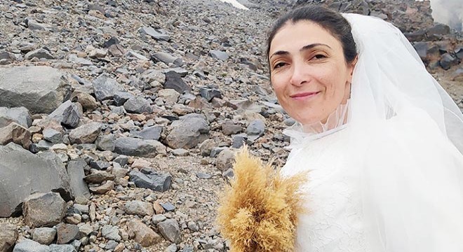 Kadın ve çocuğa şiddete dikkat çekmek için Ağrı Dağı ile 'evlendi'