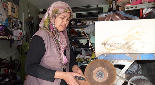 Kadın ayakkabı tamircisi