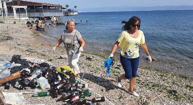 Kadın muhtar ve ailesi her gün sahili temizliyor