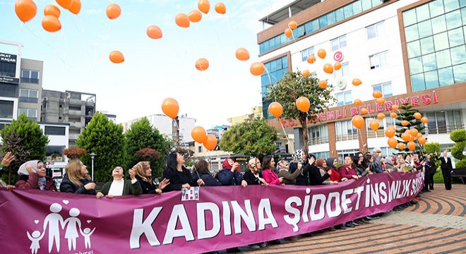 Kadına şiddete karşı balonlar gökyüzüne bırakıldı