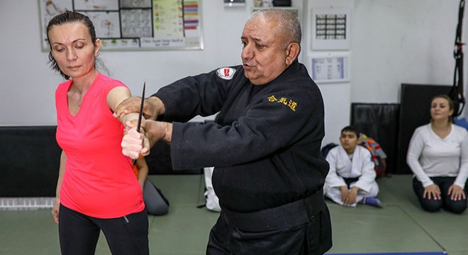 Kadına şiddete karşı ücretsiz aikido dersi veriyor