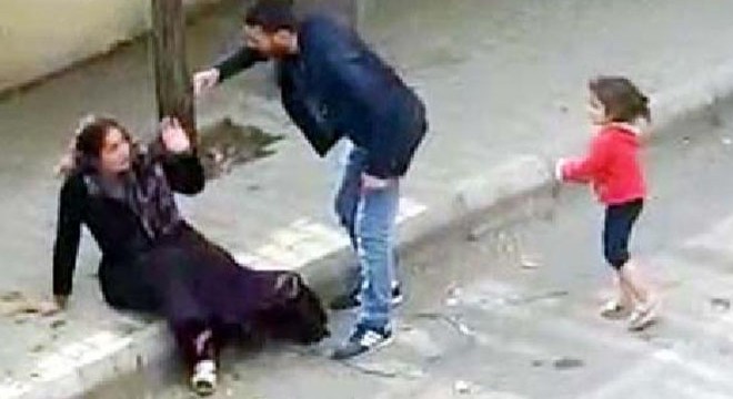 Kadını sokak ortasında tekme- tokat dövdü