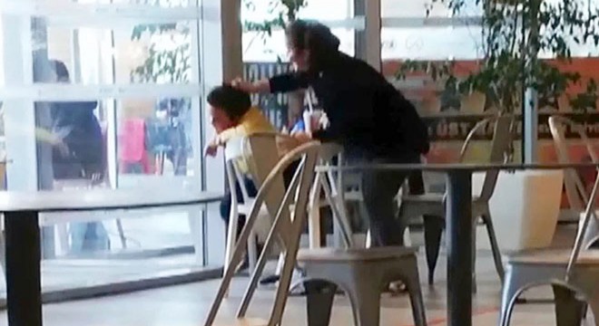 Kadının çocuğu darbetmesi kamerada