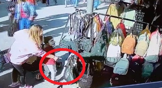 Kadının, yanındaki çocuğa hırsızlık yaptırdığı anlar kamerada