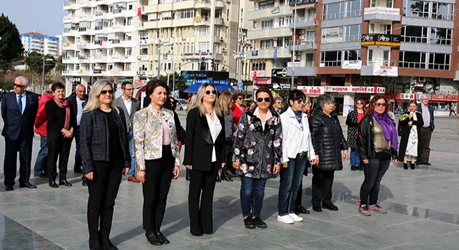 Kadınlar, Ata'ya çelenk bıraktı