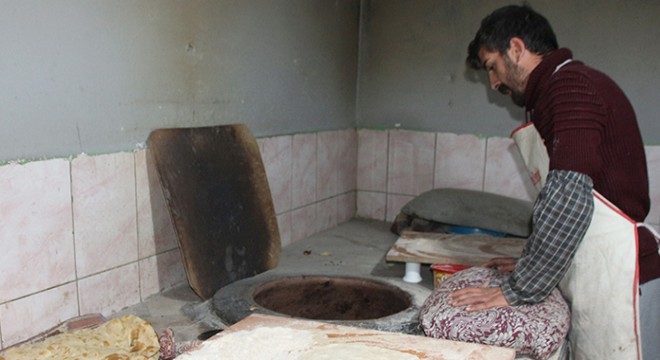 Kadınlar çalışmayınca erkekler tandırın başına geçti