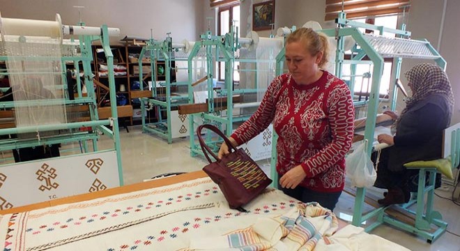 Kadınlar 'cicim dokuma' tekniği ile iplikten kilim üretiyor