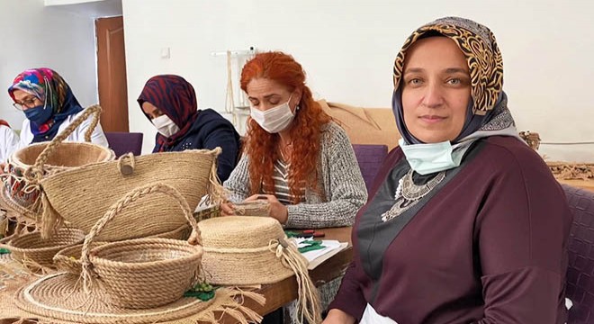 Kadınlar hem meslek öğreniyor, hemde aile bütçelerine katkı sağlıyor