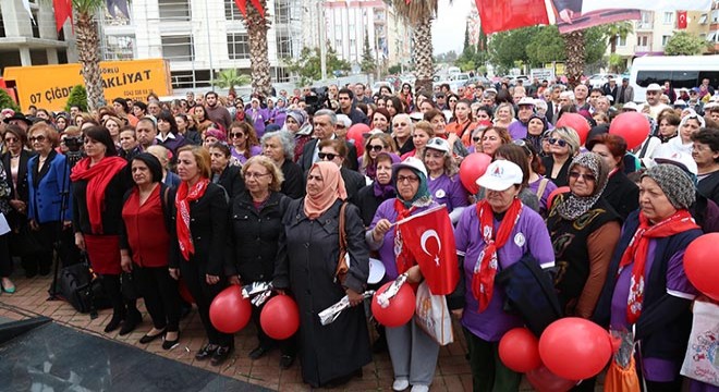 Kadınlar kırmızı balonları mor iğnelerle patlattı