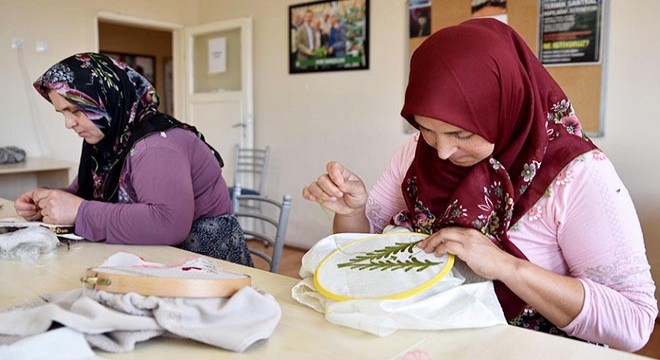 Kadınlar mefruşat kursunda el emeği ürünler üretiyor