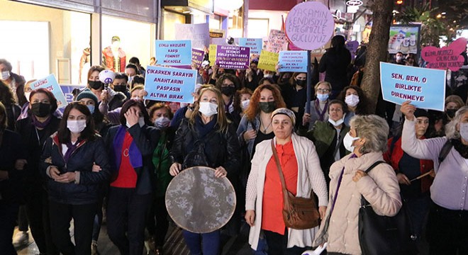 Kadınlar şiddete karşı yürüyüp halay çekti