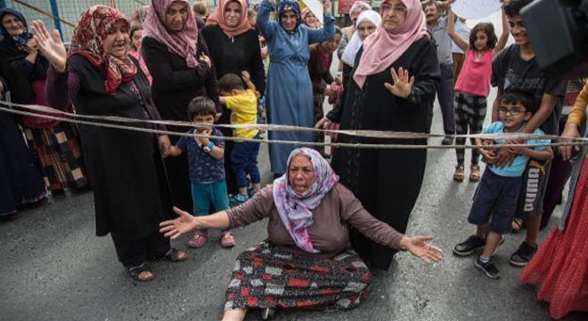Kadınlar "uyuşturucu satılıyor" diyerek yol kapattı