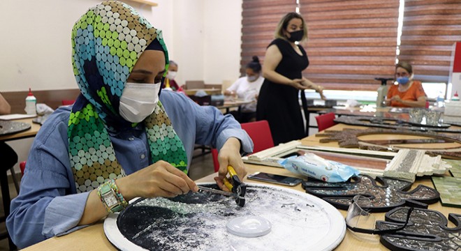 Kadınlar, atık camlardan süs eşyası yapıp gelir elde ediyor