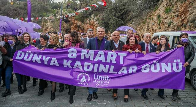 Kadınlar mor şemsiye altında yürüdü