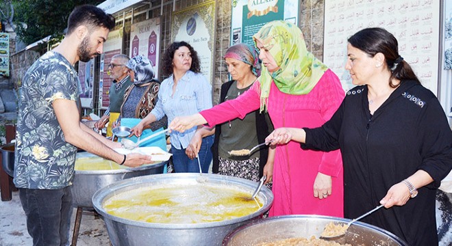 Kadınlardan iftar sofrası