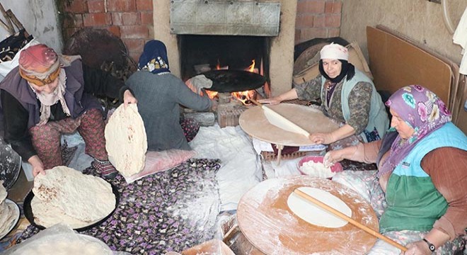 Kadınlardan imece usulü Ramazan yufkası