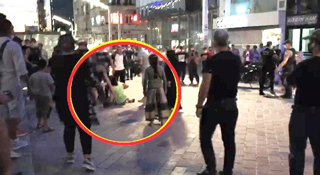 Kadınların Taksim'deki laf atma kavgası kamerada
