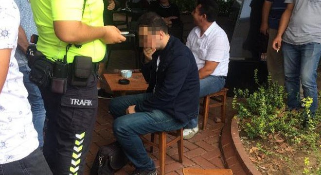 Kadınların etek altı fotoğrafını çekerken yakalandı