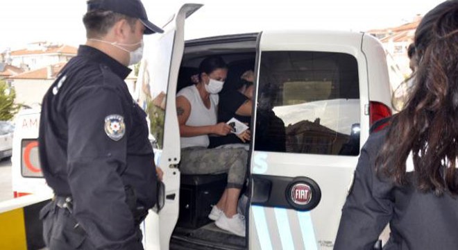 Kadınların kavgasını ayırmak isteyen başgardiyan, yaralandı