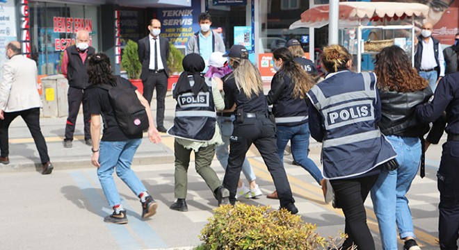 Kadınların izinsiz yürüyüşüne müdahale; 7 gözaltı