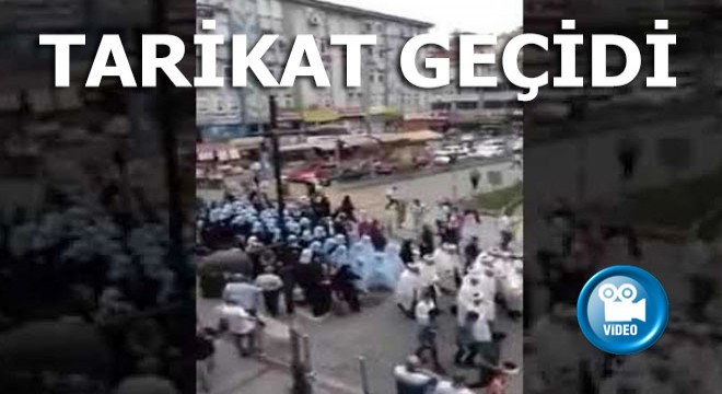 Kadınlı erkekli şehrin ortasından böyle geçtiler