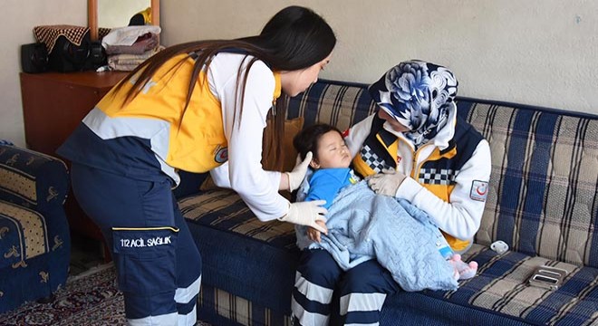 Kafası balkon demirine sıkışan çocuğu sağlık ekipleri kurtardı