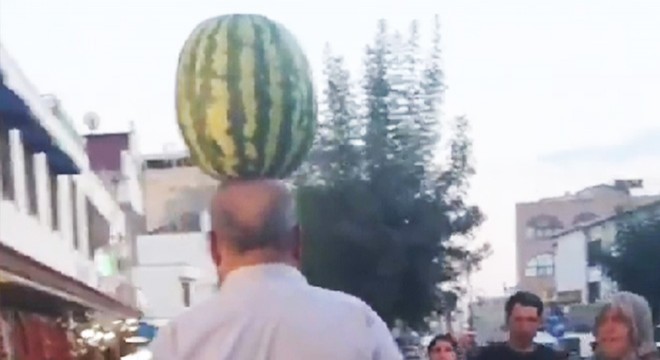 Kafasında karpuz taşıdı