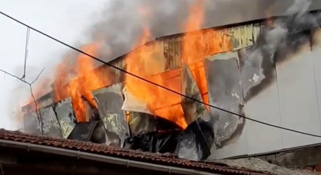 Kağıt deposundaki yangın dronla görüntülendi