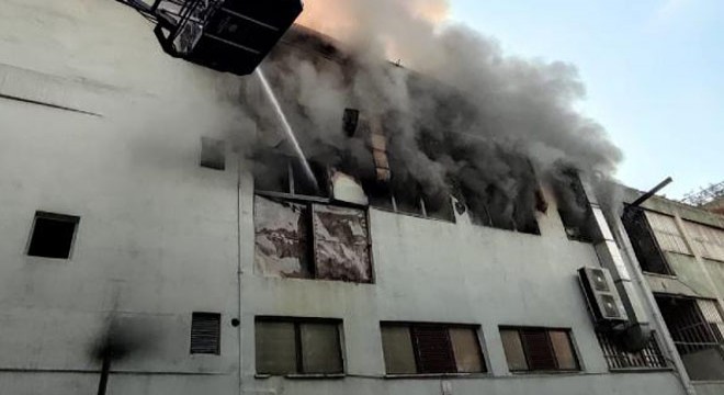 Kağıthane'de 3 katlı iş merkezinde yangın