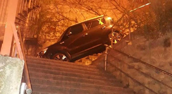 Kağıthane'de ilginç kaza: Merdivenleri yol sanınca...