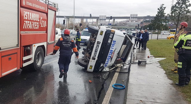 Kağıthane'de su tankeri devrildi; 2 yaralı