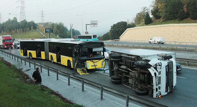 Kağıthane de İETT otobüsü kamyonete çarptı: 1 yaralı