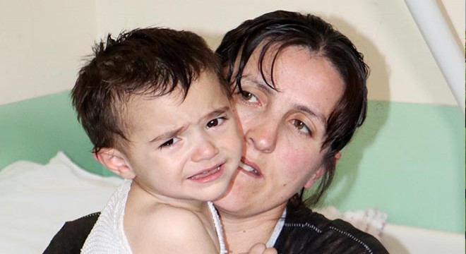 Kahraman anne, alevlerin arasına girip, kızını kurtardı