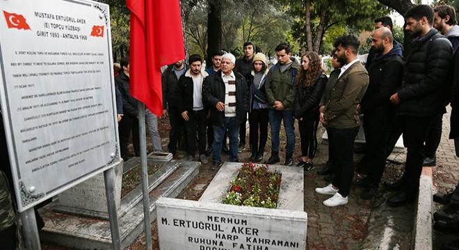 Kahraman topçu yüzbaşı, mezarı başında anıldı