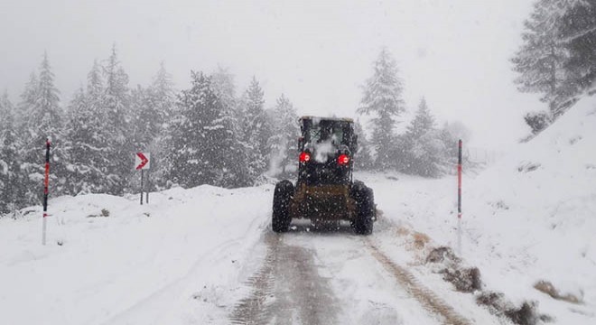 Kahramanmaraş ta karla mücadele devam ediyor