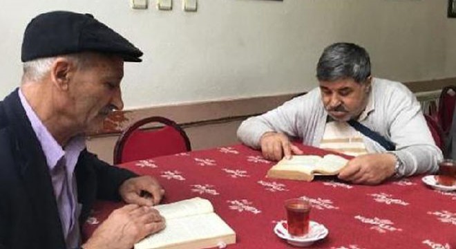 Kahvede 1 saat kitap okuyana, çay ücretsiz