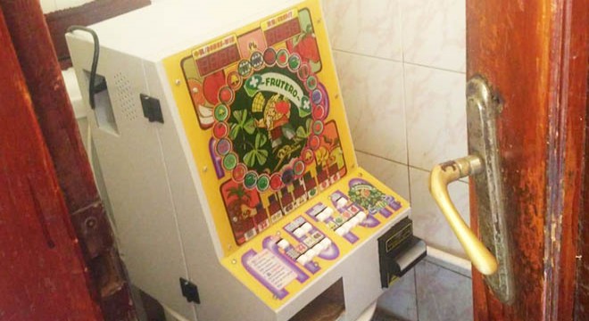 Kahvenin tuvaletinde kumar makinesi ele geçirildi