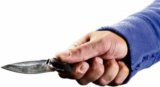 Kalabalık grubun saldırısında 4 yerinden bıçaklandı