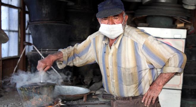 Kalaycı ustası, baba mesleğini yaşatmaya çalışıyor