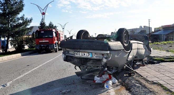 Kaldırıma çarpan otomobil takla attı
