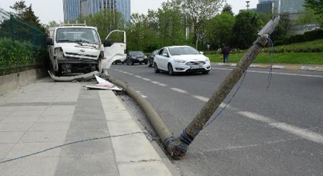 Kaldırıma çıkan kamyonet aydınlatma direğini yola devirdi