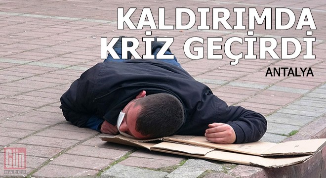 Kaldırımda krize giren genç ambulansla hastaneye kaldırıldı