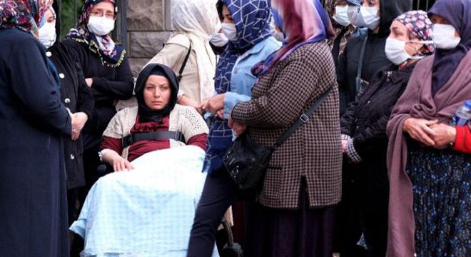 Kaldırımda otomobilin çarptığı baba ve oğul öldü