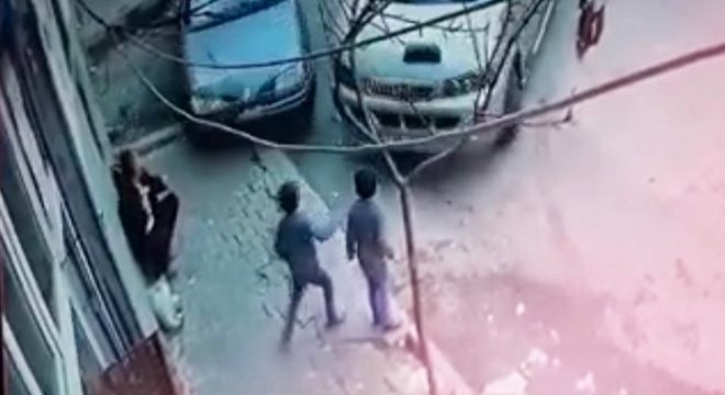 Kaldırımda otururken otomobil ile duvar arasına sıkıştı