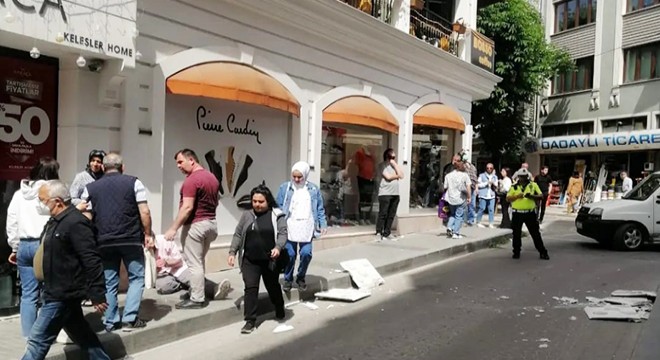 Kaldırımda yürürken, otelin dış cephe kaplaması üzerine düştü
