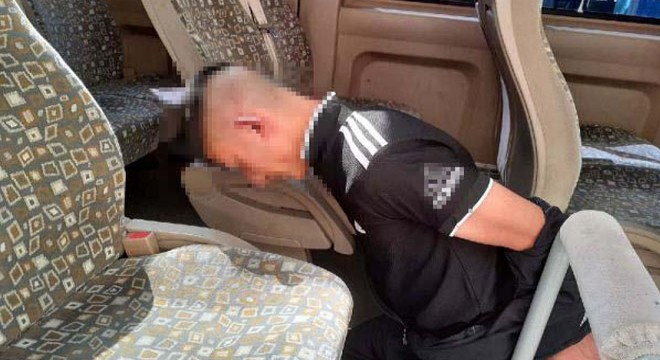 Kaldırımlara cinsel içerikli kartvizit atarken yakalandı