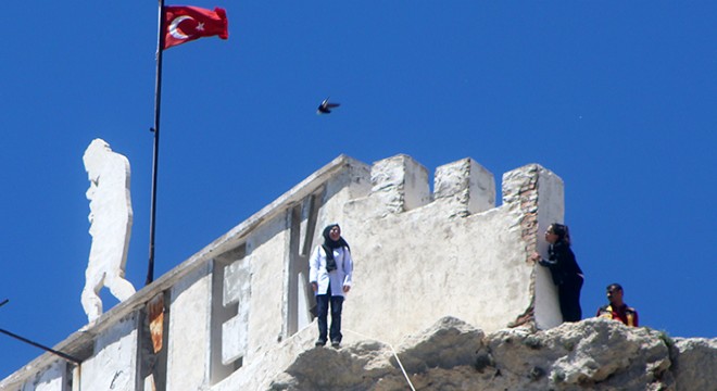 Kaleden intihara kalkışan kızı polis ikna etti