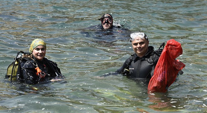 Kaleiçi Yatlimanı'nda deniz dibinden 10 çuval çöp çıkarıldı